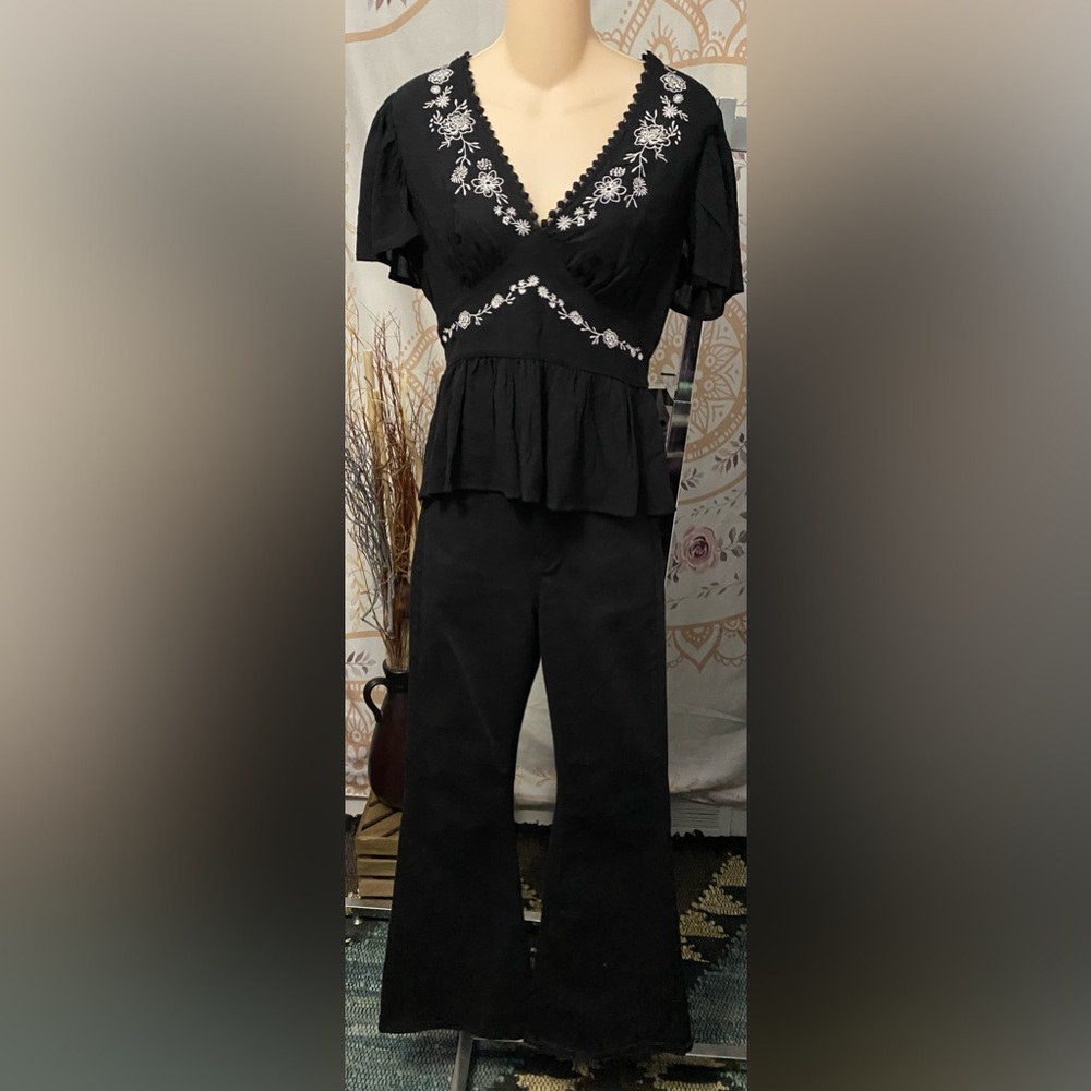 NWT Audrey Parks Black with white embroidery blouse size medium